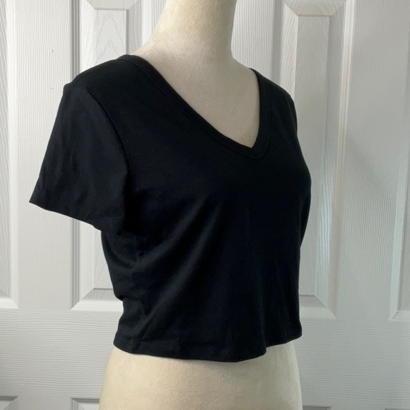 Wild Fable - Women's Short Sleeve V
Neck Cropped T Shirtless Various Sizes - Picture 4 of 7